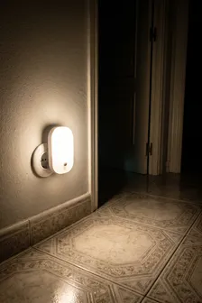Levantarte de noche sin encender la luz que despierta a media casa