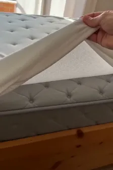 Se cayó el zumo en la cama y el colchón ni se enteró